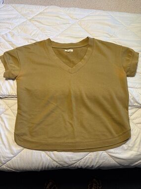 Madewell Short puff Sleeve V-Neck Tee in camel mustard green? Sweatshirt tee xl